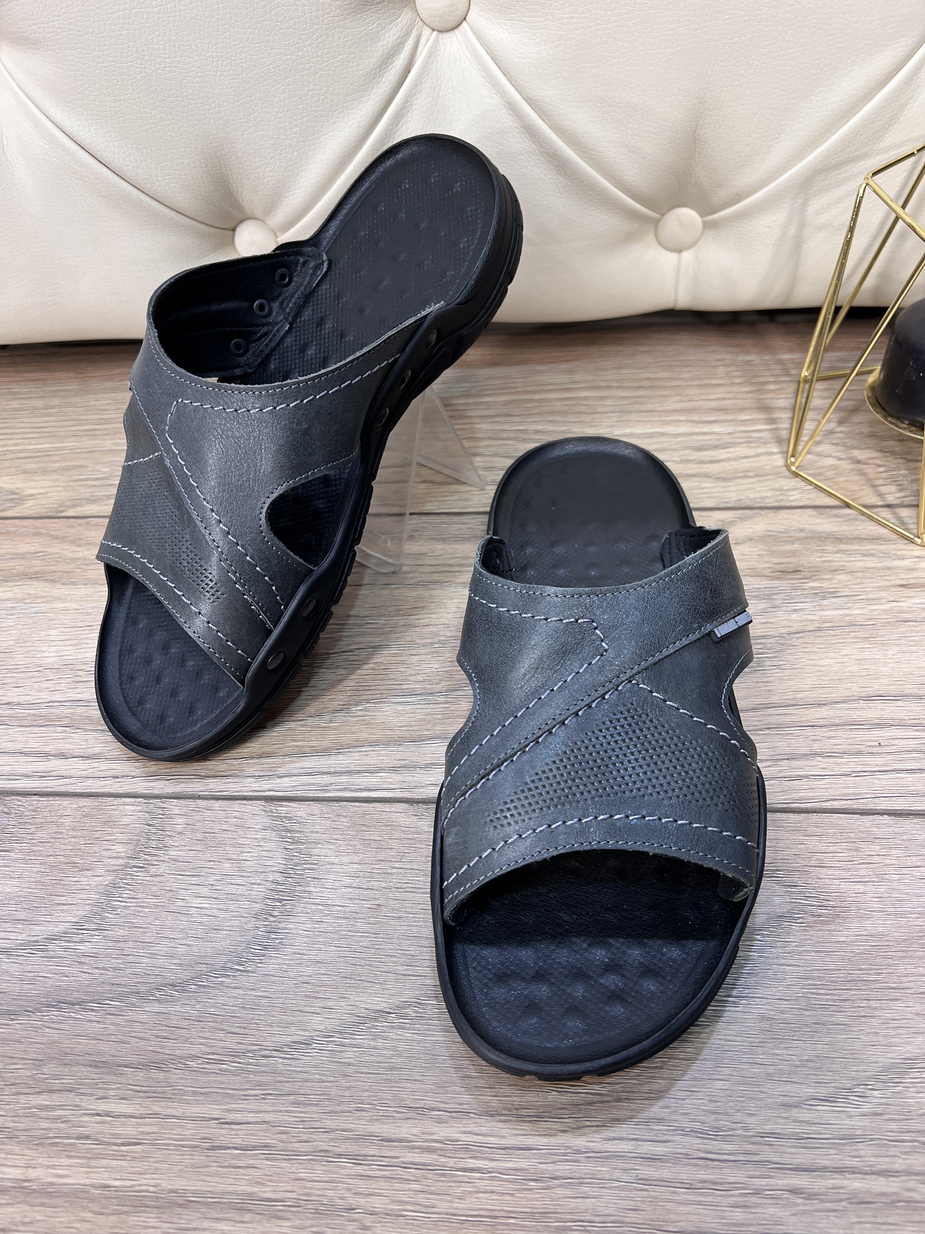 темно-серый